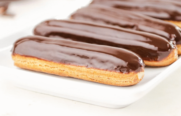 Mini Eclairs au chocolat.