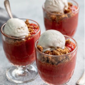 Mini Crumble fraise-rhubarbe, crème vanille